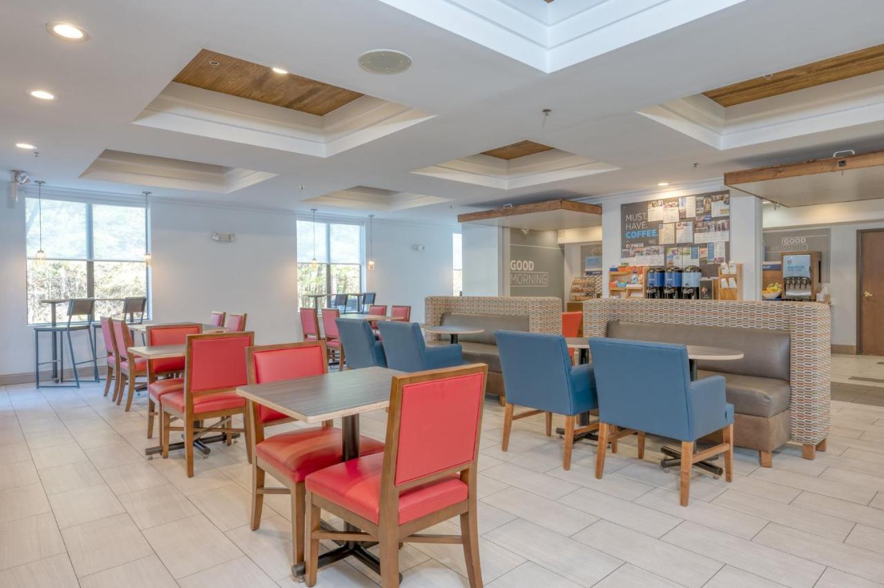 Holiday Inn Express Hotel&Suites Thornburg-S. Fredericksburg, an IHG Hotel Buitenkant foto